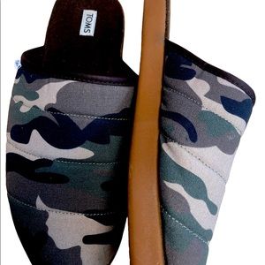 Men’s 10.5 TOMS green camo slippers